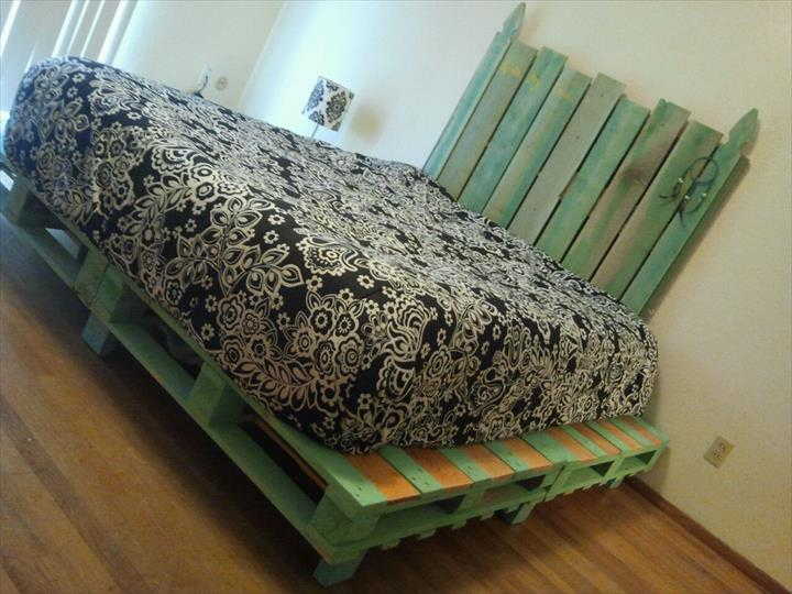 cama de palete pintada