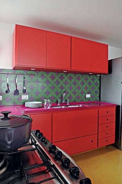 cozinha em vermelho e rosa