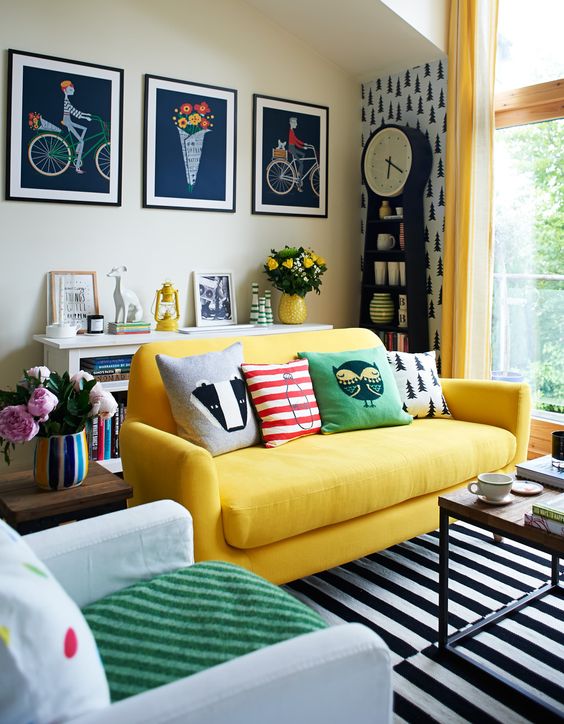 sofa amarelo