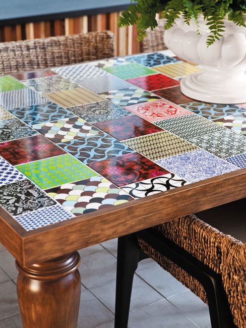 mesa com azulejos