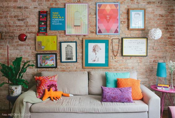 almofadas coloridas com posteres
