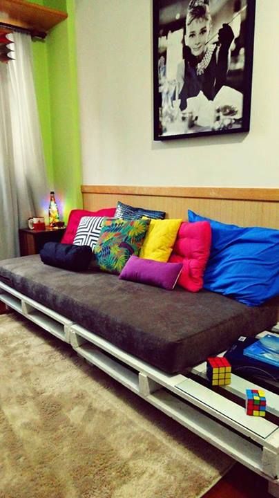 almofadas coloridas com sofa de pallet
