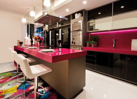 cozinha com bancada rosa