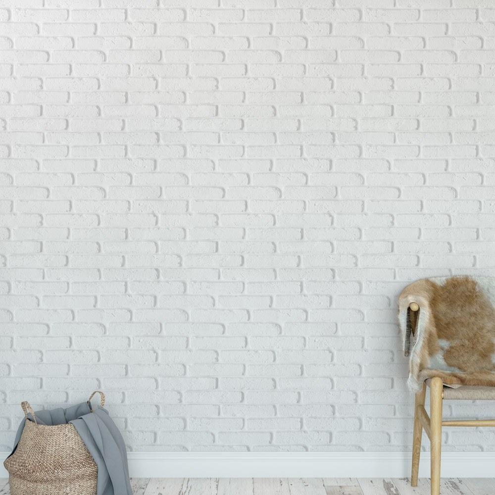 Papel de parede branco com cadeira de madeira