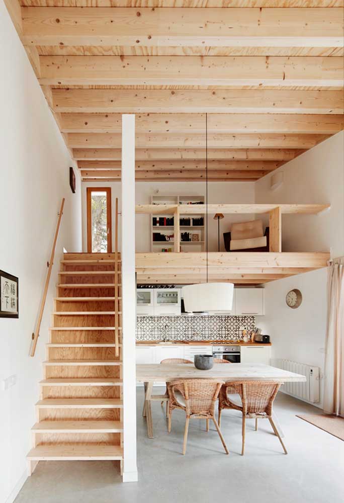 Uma pequena casa feita de madeira com uma escada estreita