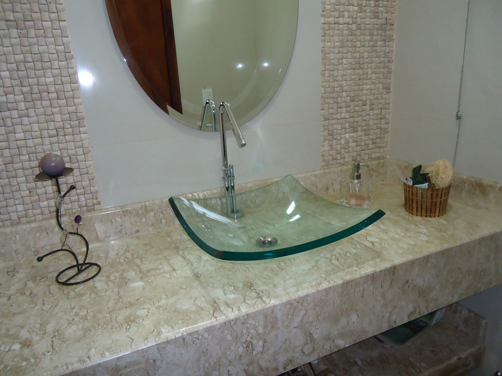 banheiro-com-marmore-rustico