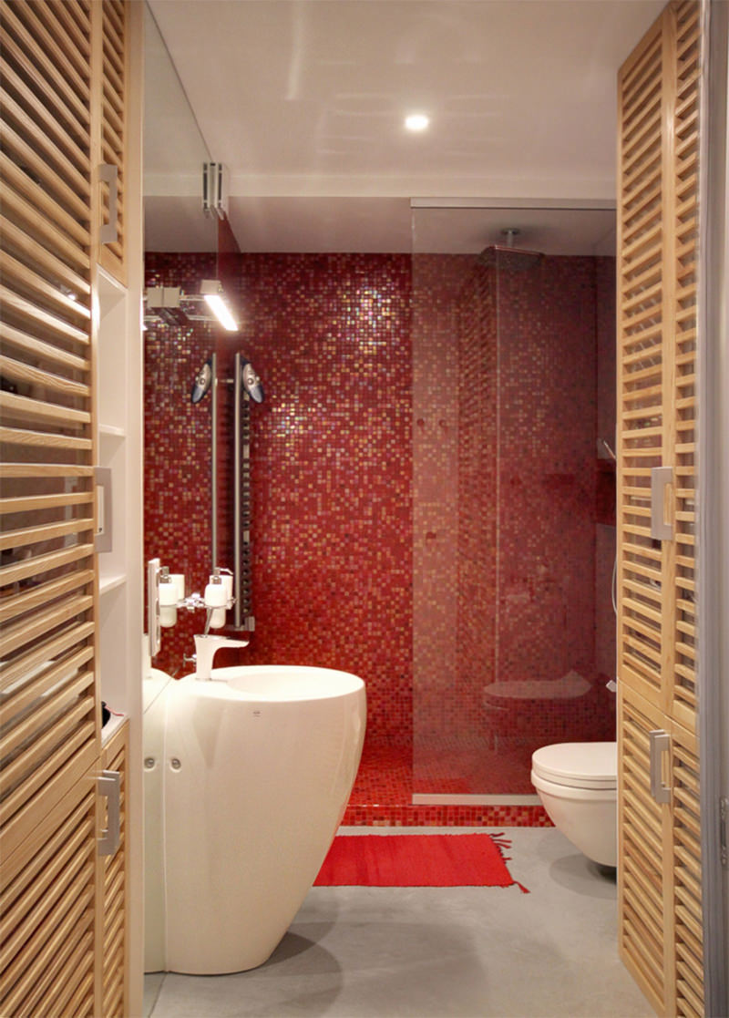 banheiro-vermelho-com-detalhes-dem-madeira