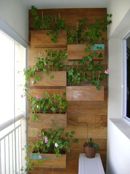 parede-de-madeira-com-jardim-vertical