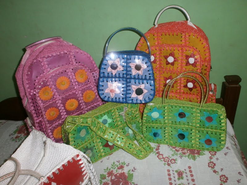 Bolsa artesanal feita com garrafa pet coloridas
