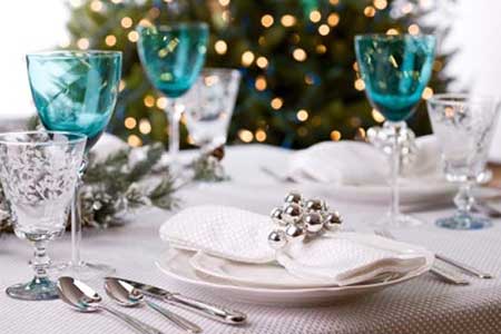 Decoração de mesa de jantar para casamento com taças azuis