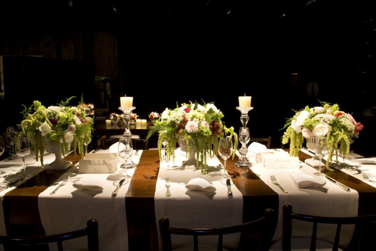 Decoração de mesa de jantar para casamento com tons de marrom