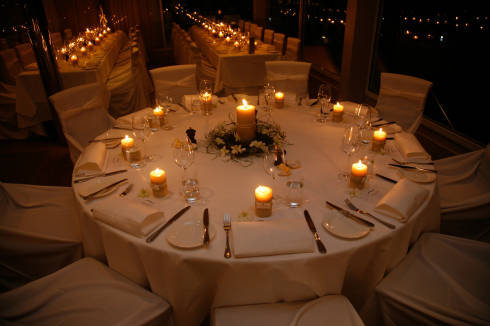 Decoração de mesa de jantar para casamento com velas
