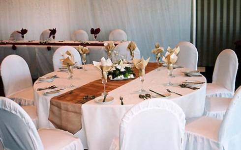 Decoração de mesa de jantar para casamento marrom ebranco