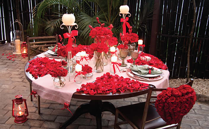 Decoração de mesa de jantar romântico com muitas flores