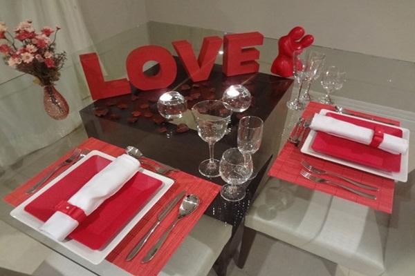 Decoração de mesa de jantar romântico com palavras