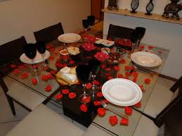 Decoração de mesa de jantar romântico com petalas