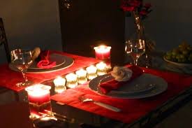 Decoração de mesa de jantar romântico com velas pequenas