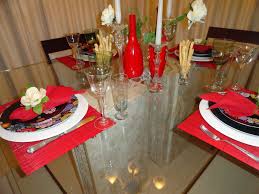 Decoração de mesa de jantar romântico para dois casaisDecoração de mesa de jantar romântico para dois casais