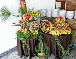 mesa de frutas para casamento rustico