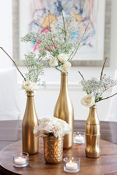Arranjos de mesa com garrafas douradas