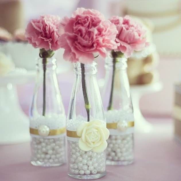 Arranjos de mesa com garrafas e rosas