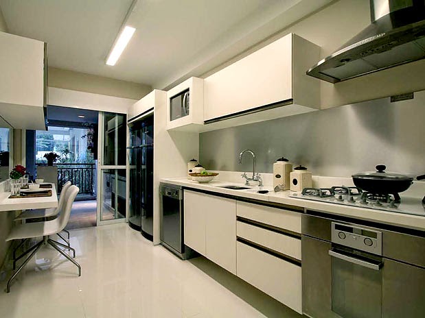 Cozinha de apartamento pequeno com mesa