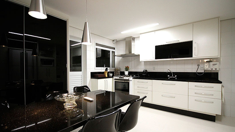 Cozinha de apartamento pequeno preto e branco