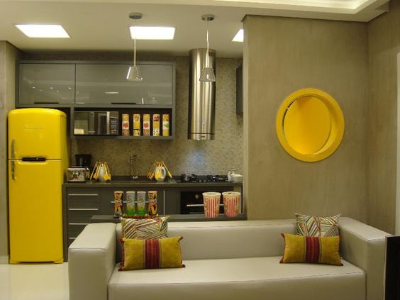Decoração moderna de cozinha com toques de amarelo