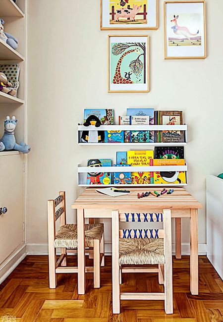 Prateleira para livros quarto infantil perto da mesa