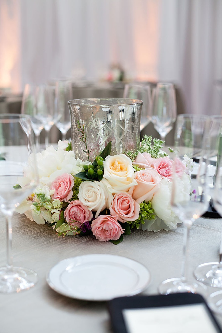 arranjos de mesa para casamento com rosas brancas