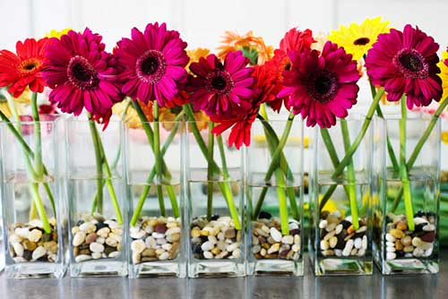 Arranjos de mesa com flores coloridas