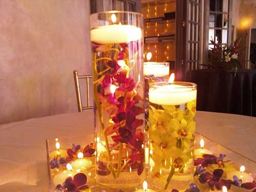 Arranjos de mesa com velas e água