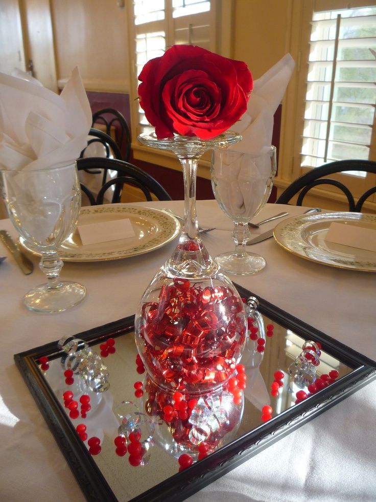 Resultado de imagem para arranjos de mesa com rosas pro natal