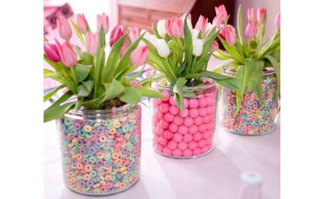 Arranjos de mesa para aniversario com flores coloridas