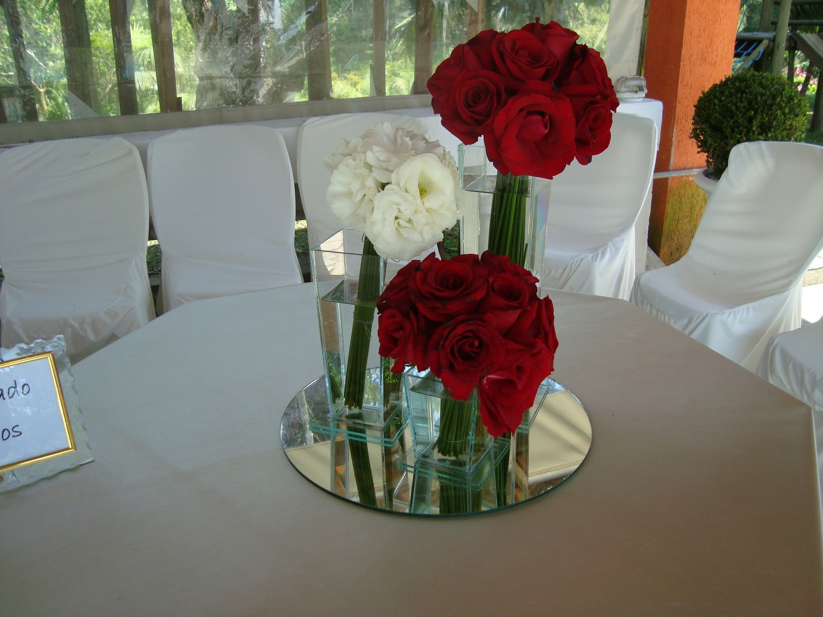 Arranjos de mesa vermelho e branco e espelhos