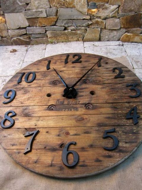 Artesanato em madeira de demolição como relógio