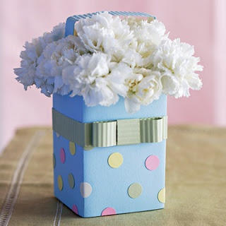 Enfeites de mesa feitos com caixa de leite e flores