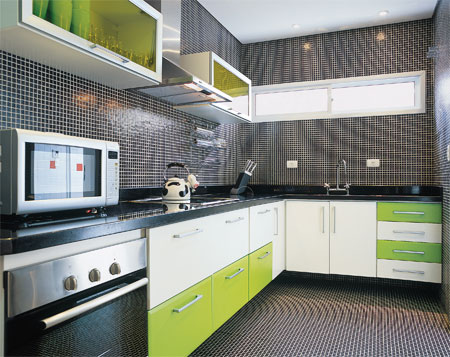 Pastilhas cinzas na cozinha com móveis verde claro e branco