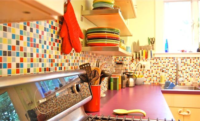 Pastilhas coloridas nas mais diversas cores na aprede de uma cozinha mdoerna