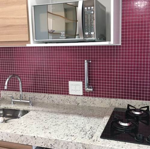 Pastilhas em roxo na sua cozinha moderna com torneira em cromado