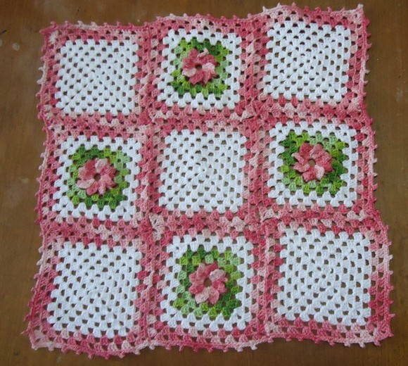 Toalha de crochê branca e rosa quadrada