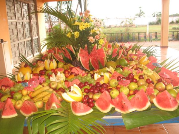 mesa de frutas baile do hawai