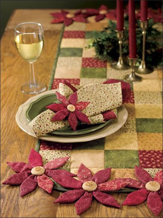 Mesa com linda decoração artesanal em tecido para o natal