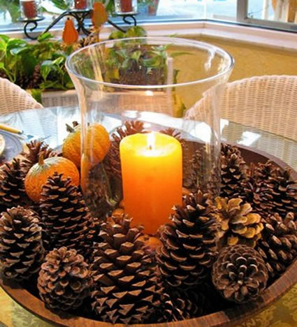Pinhas e velas colocadas na mesa com decoração para o natal