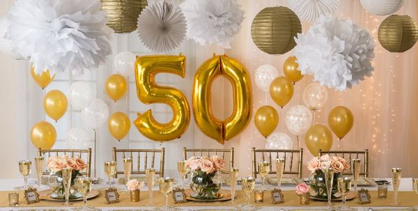 decoração com balões bodas de ouro
