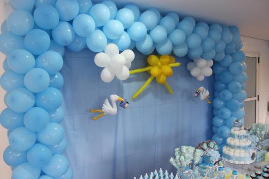 decoração com balões cha de bebe azul fraco