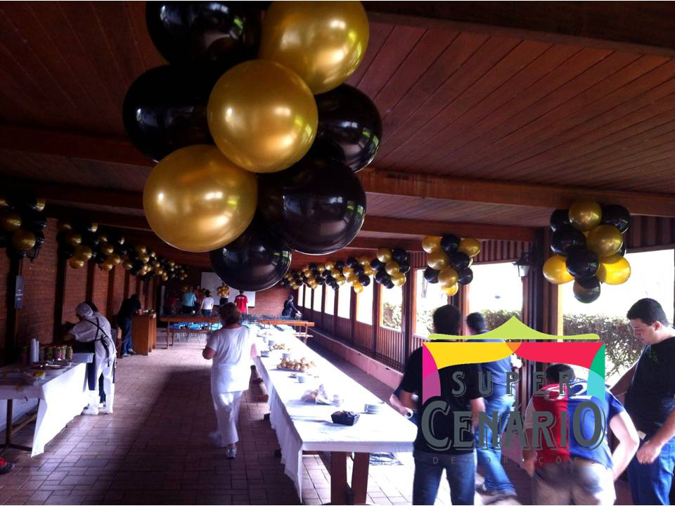 decoração com balões dourado e preto
