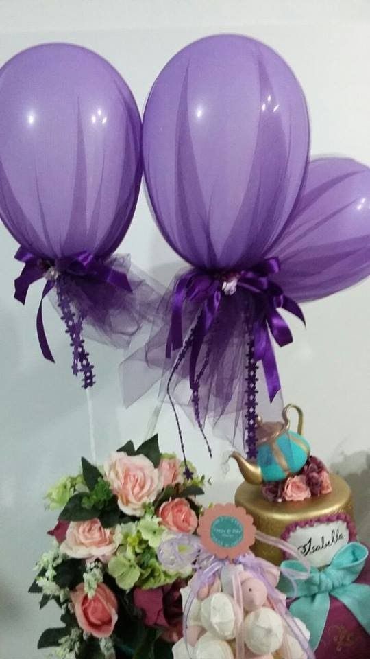 decoração com balões e tule roxo