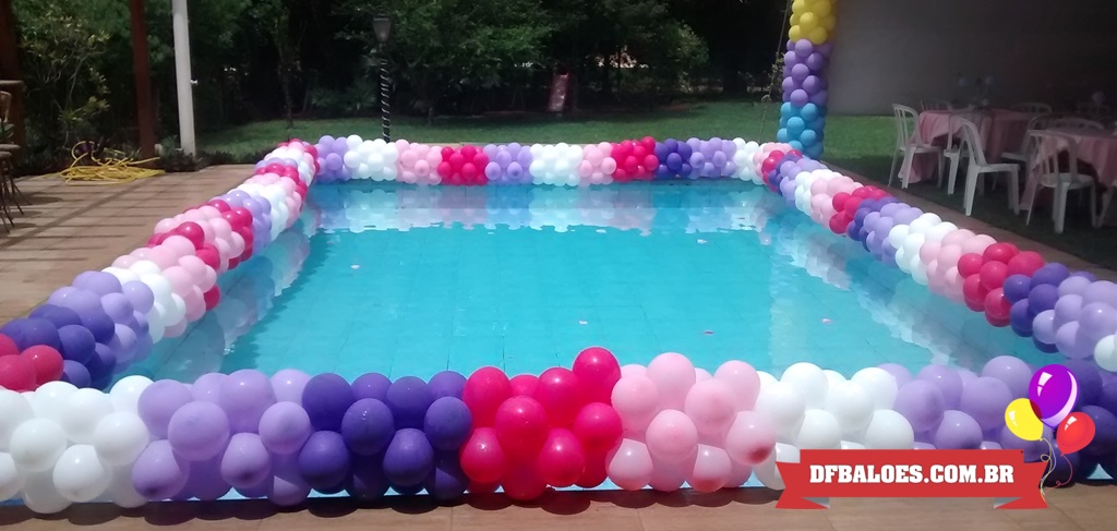 decoração com balões em volta da piscina