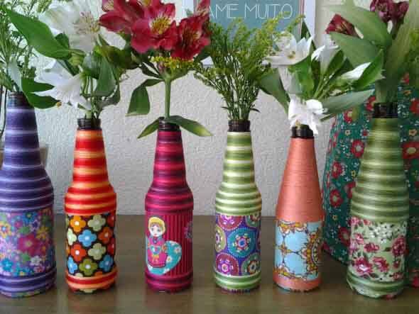 garrafas pequenas decoradas artesanalmente com linhas coloridas